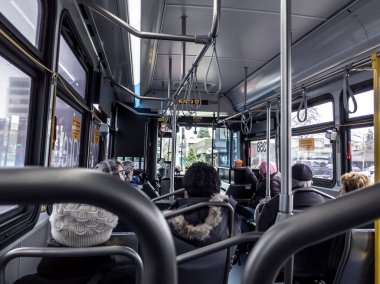 Bellevue, WA / USA - Ocak 2020: Yolcularla dolu King County Metro otobüsünün içi