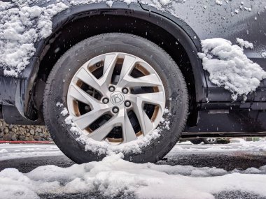 Seattle, WA / USA - Ocak 2020: Kuzeybatı Pasifik 'teki kar fırtınasından sonra karla çevrili Honda CRV araba lastiği.