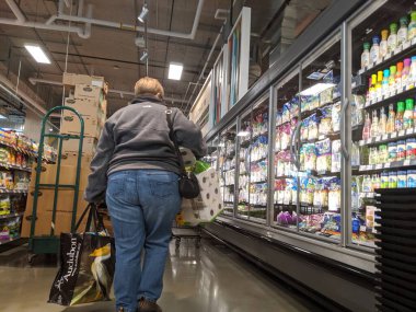 Kirkland, WA / USA - Mart 2020: COVID-19 Coronavirus salgını sırasında tüketicilerin tuvalet kağıdı ve diğer bozulamaz maddeleri stoklamaları.