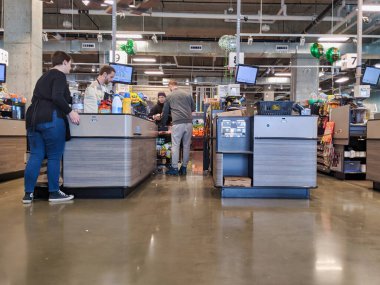 Kirkland, WA / USA - Mart 2020: COVID-19 Coronavirus paniği sırasında QFC 'den alışveriş yapan müşterilerin görüntüsü.