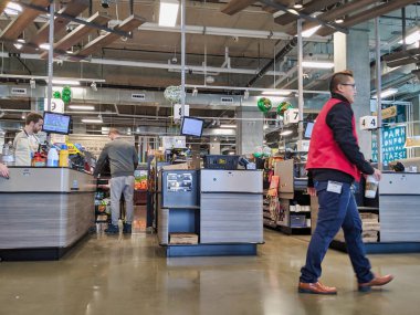 Kirkland, WA / USA - Mart 2020: COVID-19 Coronavirus paniği sırasında QFC 'den alışveriş yapan müşterilerin görüntüsü.