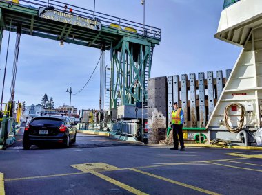 San Juan Adası, WA / USA - Kasım 2019: Washington Eyalet Feribotundan araç trafiğini yöneten adam Cuma günü San Juan Adası 'na demir attı.