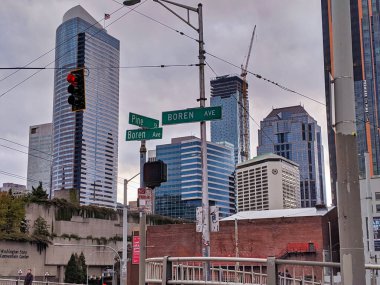 Seattle, WA / USA - Kasım 2019: Seattle şehir merkezindeki Boren Bulvarı ve Pine Caddesi kavşağı.