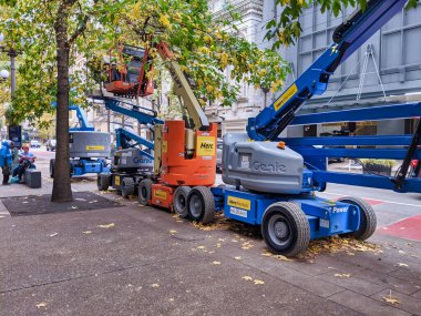 Seattle, WA / USA - Kasım 2019: Pike Place yakınlarındaki Seattle şehir merkezindeki inşaat malzemeleri araçlarının sokak manzarası.