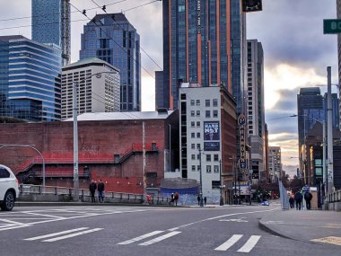 Seattle, WA / USA - Kasım 2019: İnsanlar hafta sonları Seattle şehir merkezinde işlek bir kavşakta karşıdan karşıya geçiyorlar..