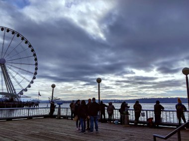 Seattle, WA / USA - Kasım 2019: Birkaç kişi balık tutuyor ve 54. rıhtımdan manzarayı izliyor.