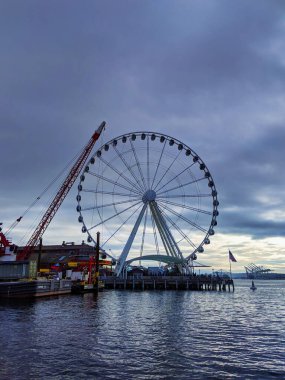 Seattle, WA / USA - Kasım 2019: 57. rıhtımdan Seattle Büyük Tekerlek manzarası.