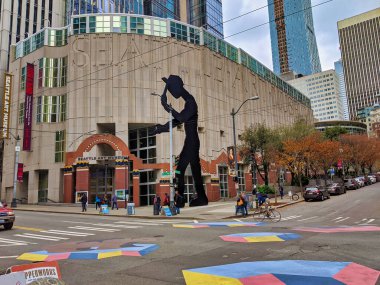 Seattle, WA / USA - Kasım 2019: Cadde manzaralı insanlar 1. Cadde ve Üniversite Caddesi 'ndeki renkli Seattle Sanat Müzesi yakınlarında yürüyorlar.