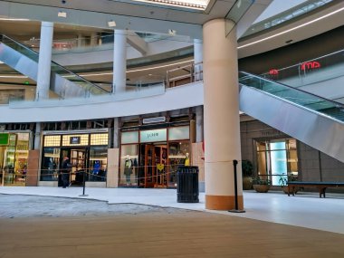 Seattle, WA / USA - Kasım 2019: İnsanlar inşaat sırasında Pasifik Place Mall 'da tatil alışverişi yapıyorlar.