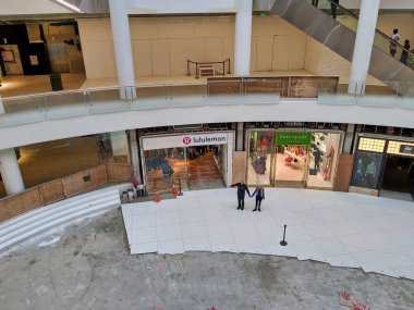 Seattle, WA / USA - Kasım 2019: İnsanlar inşaat sırasında Pasifik Place Mall 'da tatil alışverişi yapıyorlar.