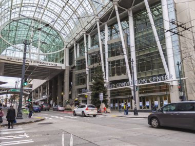 Seattle, WA / USA - Kasım 2019: Trafik manzarası ve Seattle şehir merkezindeki Washington Eyalet Kongre Merkezi yakınlarında yürüyen insanlar.