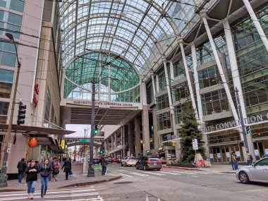 Seattle, WA / USA - Kasım 2019: Trafik manzarası ve Seattle şehir merkezindeki Washington Eyalet Kongre Merkezi yakınlarında yürüyen insanlar.