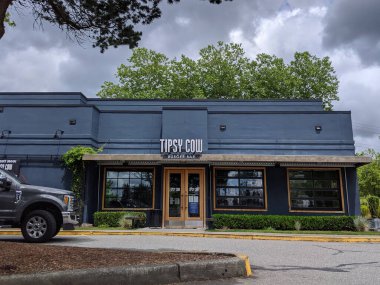 Woodinville, WA / USA - Temmuz 2020: Güneşli bir günde Çakırkeyif İnek Burger Bar manzarası