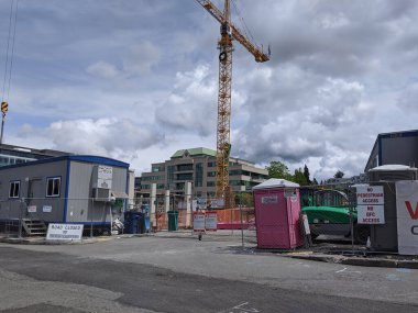 Kirkland, WA / USA - Temmuz 2020: Kirkland şehir merkezinde, Central Way ve 3. Cadde 'de apartman ve mağaza inşaatı.