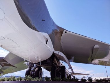 Açık havada beyaz ve gri bir uçağın görüntüsünün altında