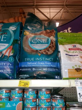 Johnson City, TN / USA - 26 Mayıs 2019: Purina Petco 'da rafta duran bir markalı kuru kedi maması.