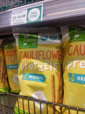 Kirkland, WA / USA - 30 Ekim 2019: Bir Whole Foods pazarında karnabahar çılgınlığını sergileyen karnabahar krakerleri.
