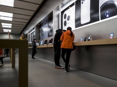 Bellevue, WA / USA - 1 Kasım 2019: Apple mağaza müşterileri Kara Cuma 'dan önce iPhone 11 ve yeni iPad' lere bakıyorlar.