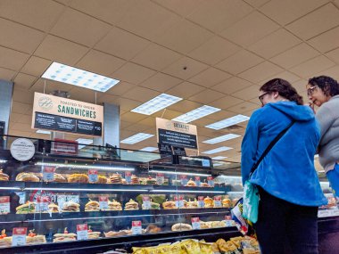 Woodinville, WA / USA - 2 Kasım 2019: Haggen Northwest Fresh 'teki bakkaldan alışveriş yapan müşteriler.