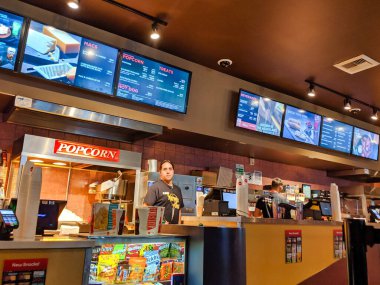 Woodinville, WA / USA - 2 Kasım 2019: Bilet standı ve içecek reyonlu AMC sinema salonu.