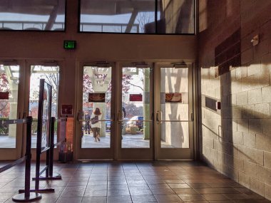 Woodinville, WA / USA - 2 Kasım 2019: AMC sinema salonu çıkış kapıları bilet almak için giriş antresinin yanında..
