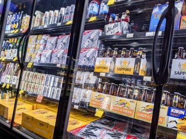 Kirkland, WA / USA - Kasım 2019: Central Way şehir merkezindeki QFC marketinin içindeki yenilenmiş bira vitrinine odaklan.