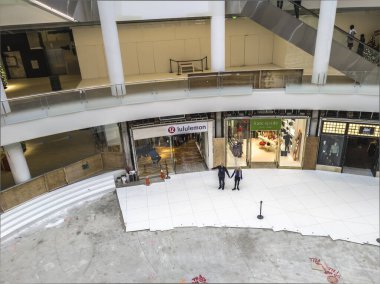 Seattle, WA / USA - Kasım 2019: İnsanlar inşaat sırasında Pasifik Place Mall 'da tatil alışverişi yapıyorlar.