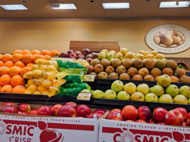 Kirkland, WA / USA - Aralık 2019: Safeway 'deki bir markette taze, sulu elmaların sergilenmesi, Washington Cosmic Crisp elmalarında üretilen yepyeni ürünler.