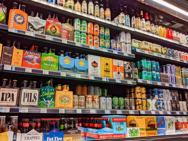 Kirkland, WA / USA - Kasım 2019: PCC Community Market 'te bir bira sergisi buzdolabı.