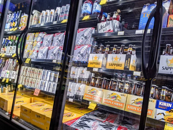 Kirkland, WA / USA - Kasım 2019: Central Way şehir merkezindeki QFC marketinin içindeki yenilenmiş bira vitrinine odaklan.