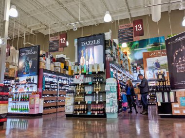 Bellevue, WA / USA - Ekim 2019: Bellevue şehir merkezindeki Total Wine and More içecek dükkanında aile alışverişi.