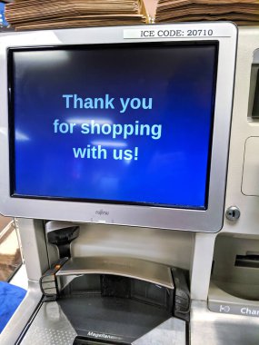 Kirkland, WA / USA - Kasım 2019: QFC 'deki bir bakkalda kişisel kasanın görüntüsü.