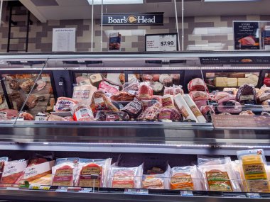 Kirkland, WA / USA - Aralık 2019: QFC 'deki bir markette domuz başı salamı, hindi, jambon ve diğer etlerin yer aldığı bir et sergisi.