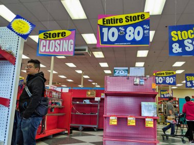 Bellevue, WA / USA - Ocak 2020: Petco mağazasından alışveriş yapan insanların iç görünümü.