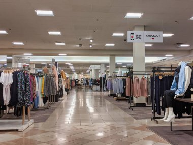 Bellevue, WA / USA - Mart 2020: Bellevue Alışveriş Merkezi 'nin içindeki bir Macy' s mağazasında giysi sergileniyor.