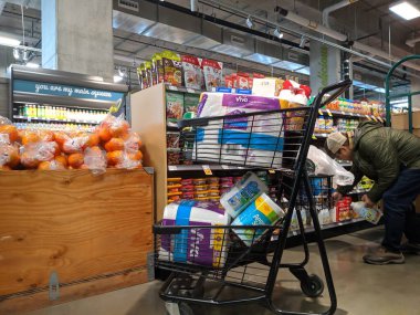 Kirkland, WA / USA - Mart 2020: COVID-19 Coronavirus salgını sırasında panikleyen müşteriler tuvalet kağıdı ve diğer bozulamaz maddeleri stokluyorlar