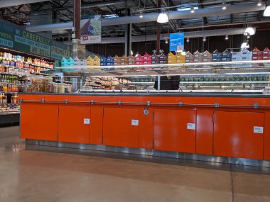 Kirkland, WA / USA - Mart 2020: Bir Whole Foods 'un içindeki sıcak büfe gıda alanının görüntüsü, çoğunlukla COVID-19 Coronavirus salgını sırasında terk edilmiş..
