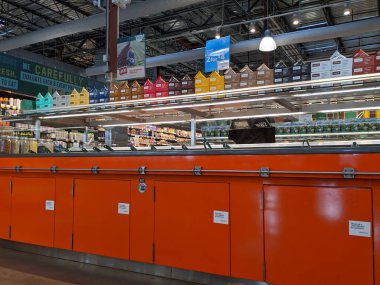 Kirkland, WA / USA - Mart 2020: Bir Whole Foods 'un içindeki sıcak büfe gıda alanının görüntüsü, çoğunlukla COVID-19 Coronavirus salgını sırasında terk edilmiş..
