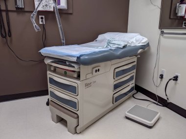 Seattle, WA / USA - Mart 2020: UW Tıp Kliniği 'nde bir muayene odasında hasta muayene masası.