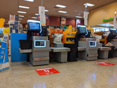 Kirkland, WA / USA - Mart 2020 civarı: Washington 'daki barınak sırasında Safeway' deki bir marketin kendi kendine kontrol çizgilerinde toplumsal uzaklık talimatı veren işaretler