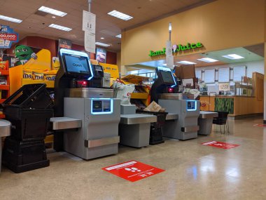 Kirkland, WA / USA - Mart 2020 civarı: Washington 'daki barınak sırasında Safeway' deki bir marketin kendi kendine kontrol çizgilerinde toplumsal uzaklık talimatı veren işaretler