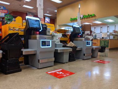 Kirkland, WA / USA - Mart 2020 civarı: Washington 'daki barınak sırasında Safeway' deki bir marketin kendi kendine kontrol çizgilerinde toplumsal uzaklık talimatı veren işaretler.