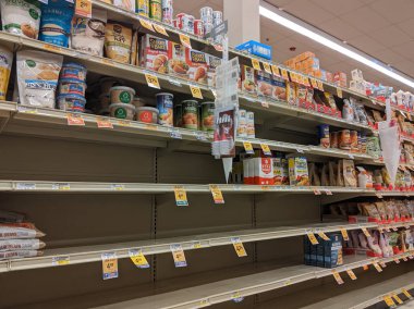 Kirkland, WA / USA - Nisan 2020: COVID-19 sırasındaki müşterilerden büyük panik satın alımından sonra Safeway 'deki bir marketin un koridorundaki boş rafların görüntüsü.