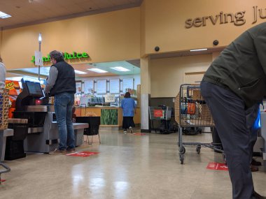 Kirkland, WA / USA - Nisan 2020: COVID-19 Coronavirus salgını sırasında yüz maskesi takan müşteriler.