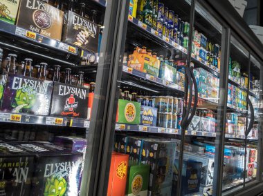 Seattle, WA / USA - Nisan 2020 dolaylarında: QFC marketinin içinde Corona birası ve diğer markaların sergilendiği yenilenmiş bira vitrinine seçici odaklanma.