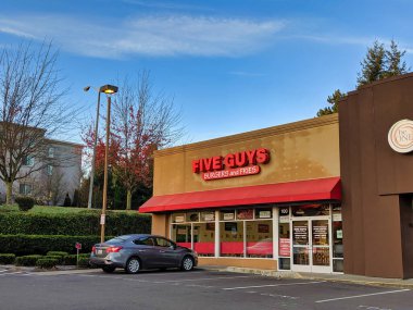 Kirkland, WA / USA - 30 Ekim 2019: Güneşli bir günde Five Guys burger fast food restoranının dışı.