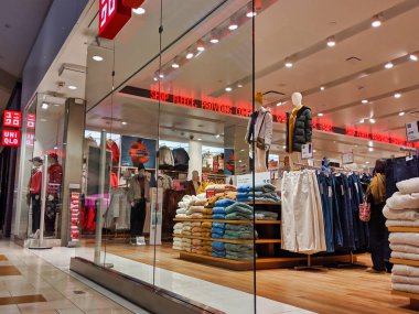 Bellevue, WA / USA - 1 Kasım 2019: Birçok farklı sonbahar ve kış kıyafetinin sergilendiği ve satışa sunulduğu bir alışveriş merkezindeki eşsiz giyim mağazası.