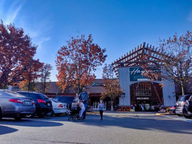 Woodinville, WA / USA - 2 Kasım 2019: Alışveriş arabalı aile bir Haggen Kuzeybatı marketinden ayrılıyor.