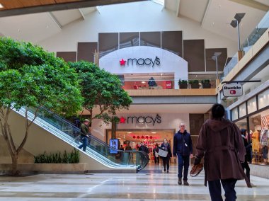 Bellevue, WA / USA - Kasım 2019: Macy 's mağazasının her iki katının Bellevue Square Mall' daki girişleri.