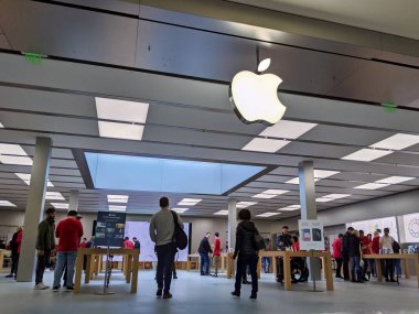Bellevue, WA / USA - Kasım 2019: Teknoloji müşterileri bir Apple mağazasından alışveriş yaparken, iPhone ve iMac 'leri Kara Cuma 2019' dan önce inceledi.